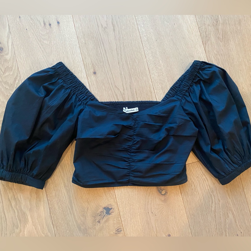 Abercrombie & Fitch womens cropped top with balloon off the shoulder sleeves